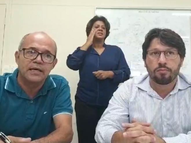 Professor Vespa e Douglas Willkys durante o pronunciamento 