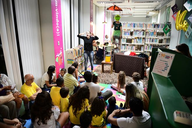 O espaço promove sessões de contação de histórias