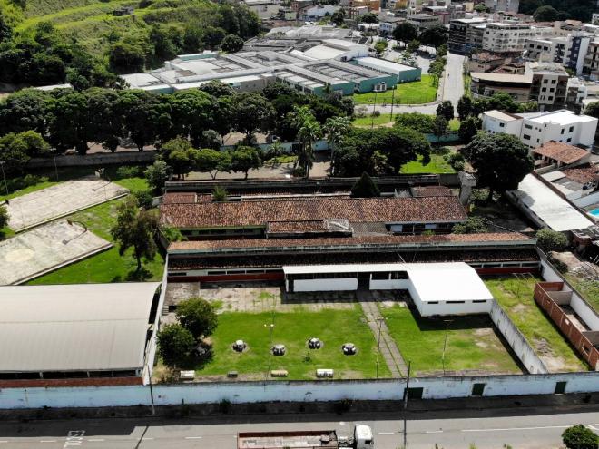 A estrutura do Hospital de Campanha, montada na escola localizada no bairro Cidade Nobre, deve ser entregue até dia 20 de abril