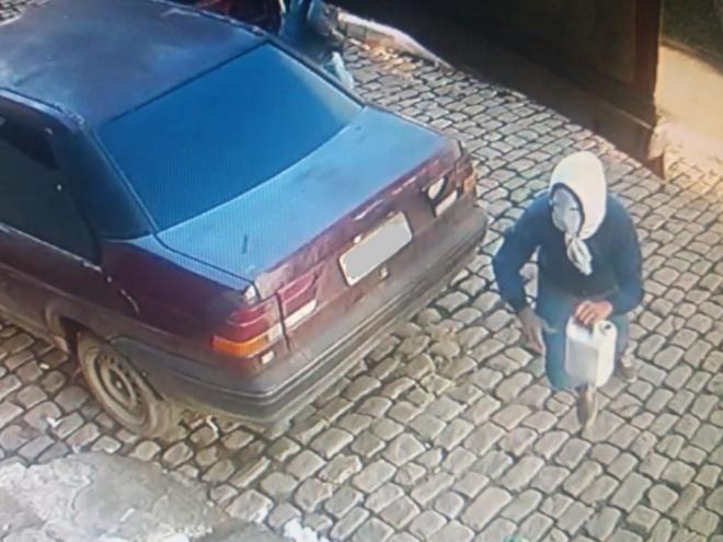 Os marginais usaram um veículo furtado para cometer o crime