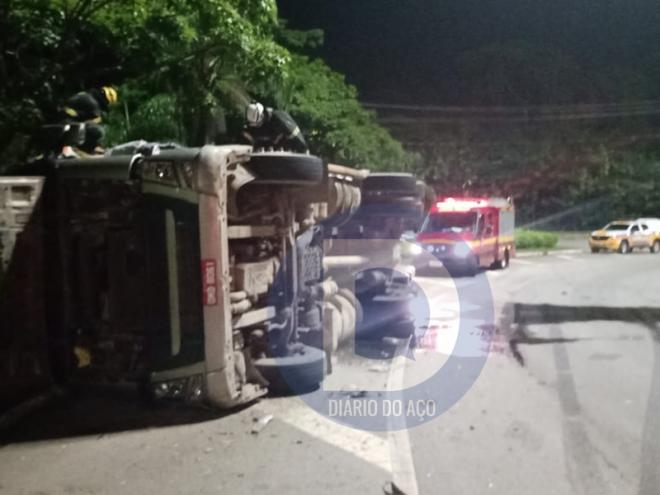 A carreta tombou em uma das alças de retorno no trecho urbano da BR-381