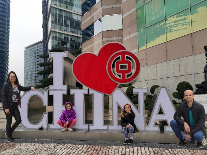 Daniele Assis, as meninas Luiza e Maria e Fernando Oliveira, estão na china há seis meses