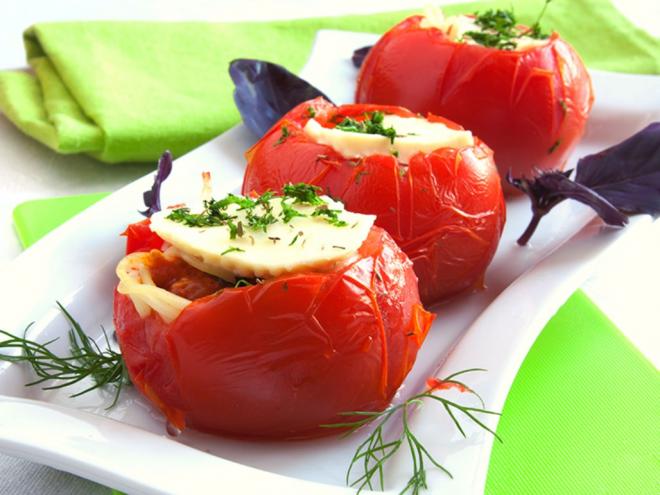 Tomate Recheado é um verdadeiro clássico! Experimente fazê-lo com recheio de bacon