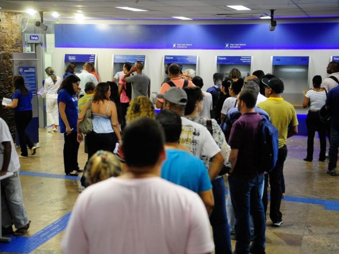No último dia 3, o governo antecipou em um mês o prazo final de saque do abono salarial 2019/2020