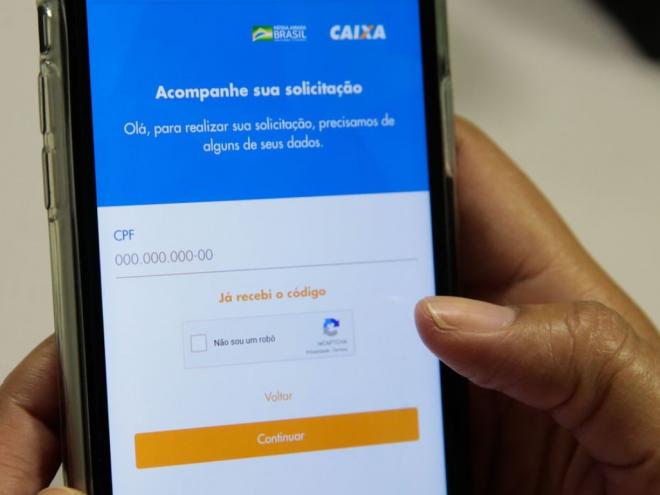 O trabalhador pode ligar para o telefone 111, criado pela Caixa, para tirar dúvidas sobre a renda básica emergencial