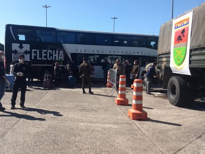 Brasileiros são recebidos em posto da Polícia Federal e do Exército na entrada de Uruguaiana, Rio Grande do Sul