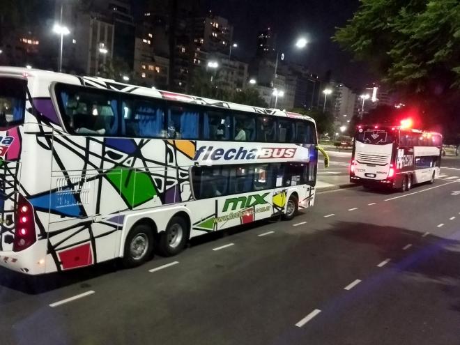 Ônibus receberam os repatriados em frente à embaixada Brasileira, no centro de Buenos Aires