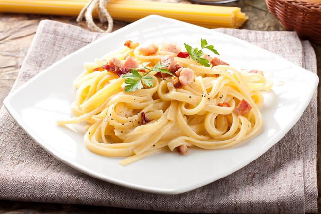 Macarrão à Carbonara é nutritivo e cheio de sabor! Experimente!