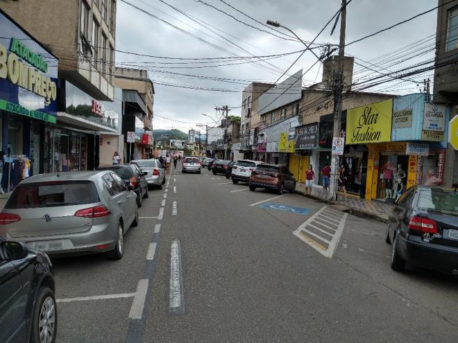 Com a reabertura do comércio e sem o estacionamento rotativo, os clientes têm dificuldade para estacionar seus veículos 
