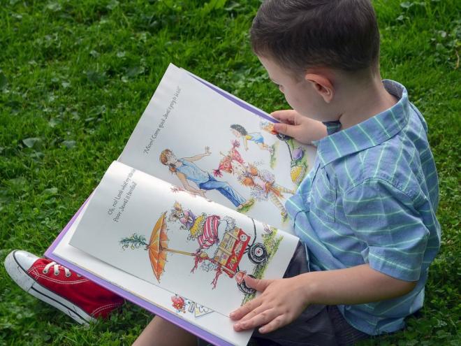A leitura é uma prática essencial que contribui para o desenvolvimento de habilidades cognitivas e intelectuais, geralmente, as crianças que têm acesso a leitura são mais comunicativas, possuem linguagem oral mais evoluída, são mais criativas, curiosas, menos agressivas e mais empáticas