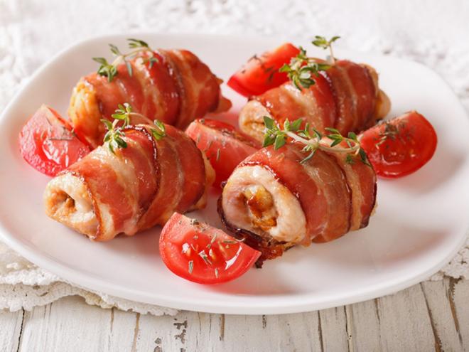 Sobrecoxa recheada e enrolada com bacon transforma qualquer refeição numa festa!