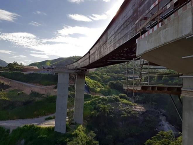 A construção da ponte faz parte do novo traçado da rodovia nas obras do Lote 3.1 da BR-381
