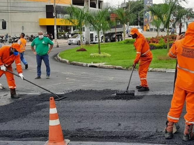 Entre os trechos que receberam pavimentação está a rotatória do bairro Cidade Nobre