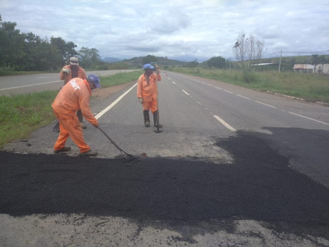 Um buraco na BR-458, próximo à Lagoa Silvana, causou diversos prejuízos em carros e motocicletas nos últimos dias  