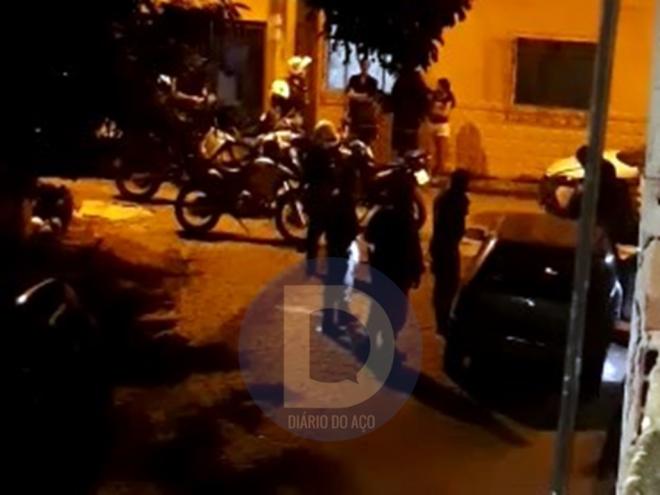 Vizinhos escutaram cinco disparos de arma de fogo, no fim da noite de terça-feira, 21