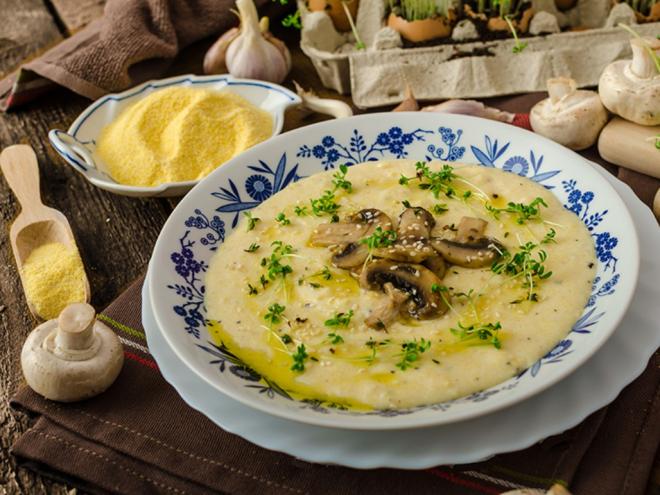 A polenta é um prato versátil, faz parte da mesa brasileira e pode ser preparada de várias maneiras. Experimente com cogumelos