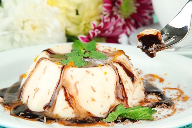 A Panacota, ou Panna Cotta, é uma sobremesa deliciosa e muito versátil porque vai bem com calda de vários sabores