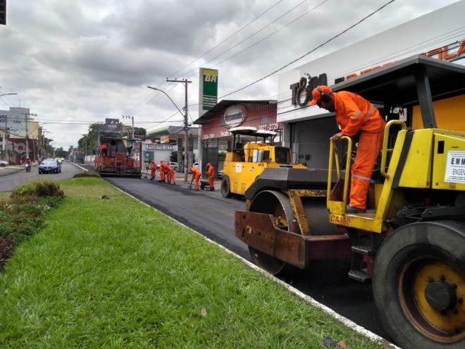 As pistas da avenida do bairro Iguaçu começaram a ser recuperadas na quarta-feira