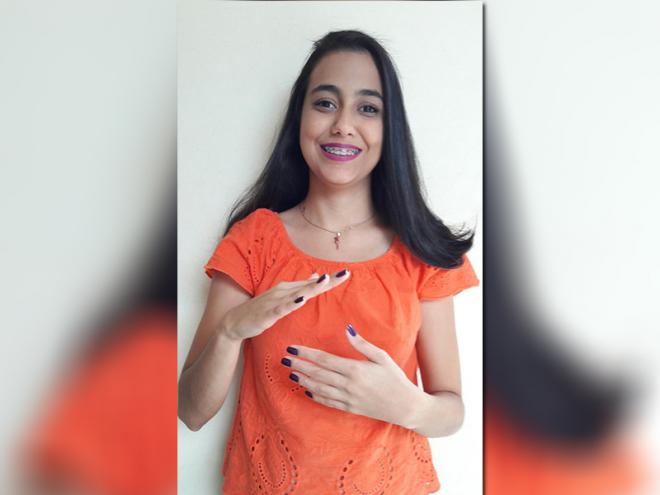 Amanda Peixoto Alves é surda e professora de Libras em uma escola de Ipatinga