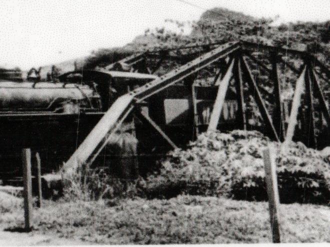 Trem saindo do pontilhão de ferro - década de 1930