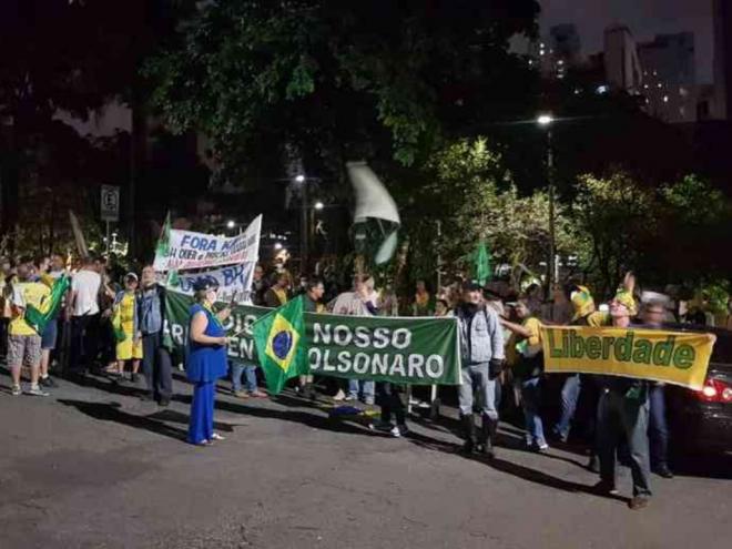 Manifestantes em frente a casa do prefeito Alexandre Kalil, em BH: 