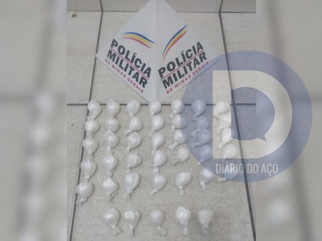 As 40 porções de cocaína apreendidas pela Polícia Militar