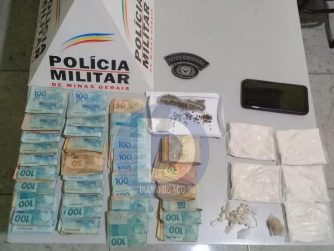 A quantia de R$ 36 mil apreendida no carro e drogas recolhidas na casa do menor infrator