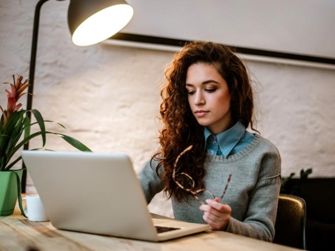 O auxílio da internet é fundamental já que nela possuem diversas ferramentas e sites que os estudantes podem acessar e buscar conteúdos que complementem seus estudos