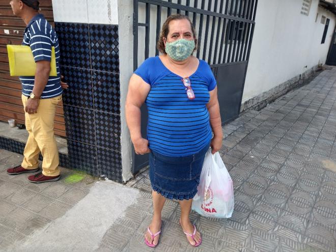 Marly Souza, de 73 anos, enfrentou a fila na agência bancária da Caixa, no Centro de Ipatinga, para sacar o auxílio  