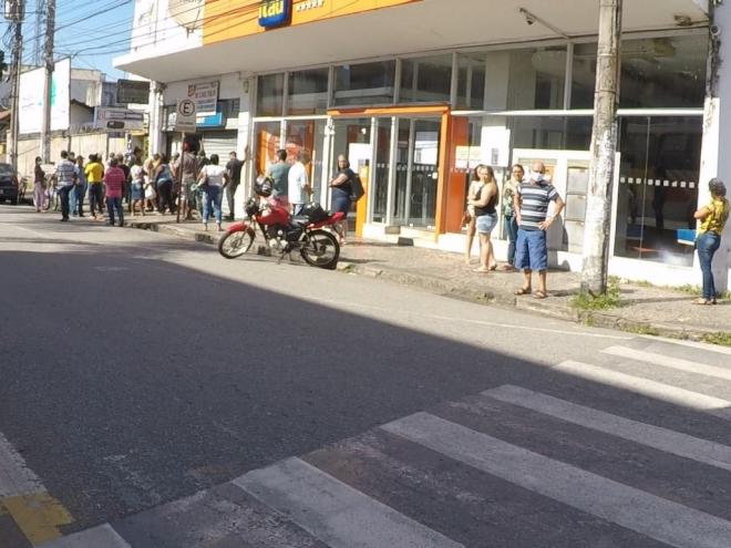 Fila em casa lotérica na avenida João Valentim Pascoal, no Centro de Ipatinga, nesse sábado (2)