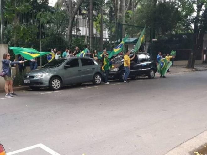 Em São Paulo, apoiadores do presidente se reuniram e gritaram em frente a residência do ministro do STF, Alexandre de Moraes