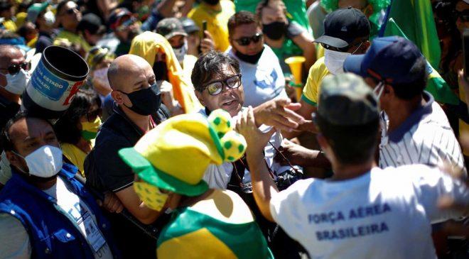 Imagens mostra momento em que apoiadores de Bolsonaro expulsa aos empurrões e chutes equipe de jornalistas em frente ao Palácio do Planalto