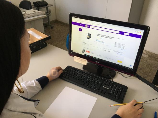 Consumidores podem comparar valores de produtos em sites disponíveis na internet