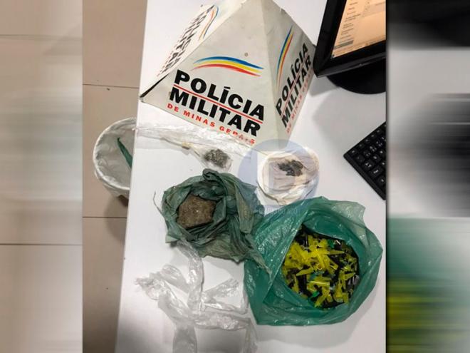 PM apreendeu porções de maconha e várias cápsulas vazias (geralmente utilizadas para acondicionar cocaína) e sacolas plásticas 