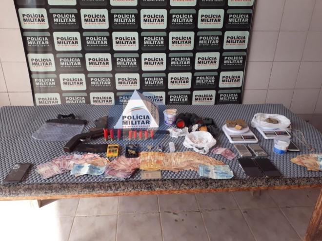 Foram apreendidos drogas, dinheiro, arma de fogo, balança de precisão e outros objetos