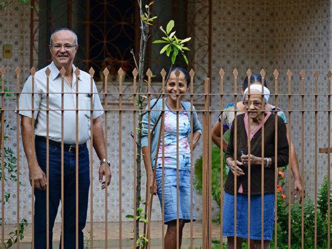 Os moradores saíram de suas casas para ouvir a música