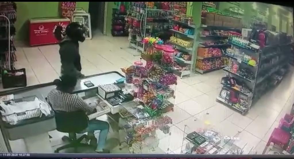 Os dois criminosos mantiveram capacetes na cabeça e um deles também usava máscara