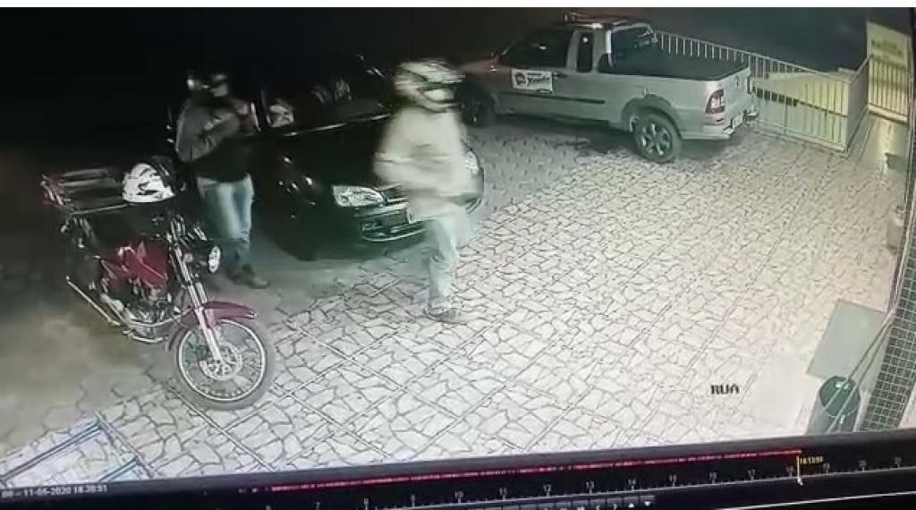 Câmera registrou o momento em que assaltantes chegaram em uma motocicleta e desembarcaram com armas na mão