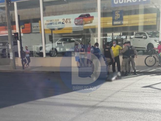 Os policiais militares no entorno onde a vítima morreu