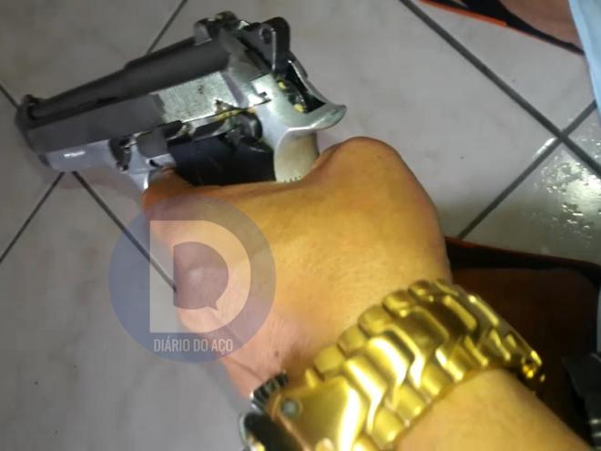 Uma das armas apreendidas foi filmada por um dos investigados