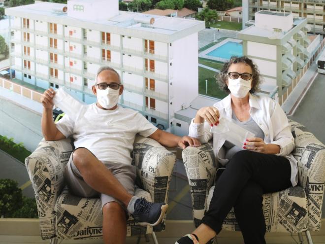 O casal Mauro Souza Gomes e Lourdes Bergami Gomes, associado à entidade, também produz as máscaras