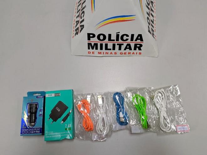 Produtos apreendidos com um dos ladrões que atacaram loja na rua Diamantina; o outro criminoso fugiu com celulares 