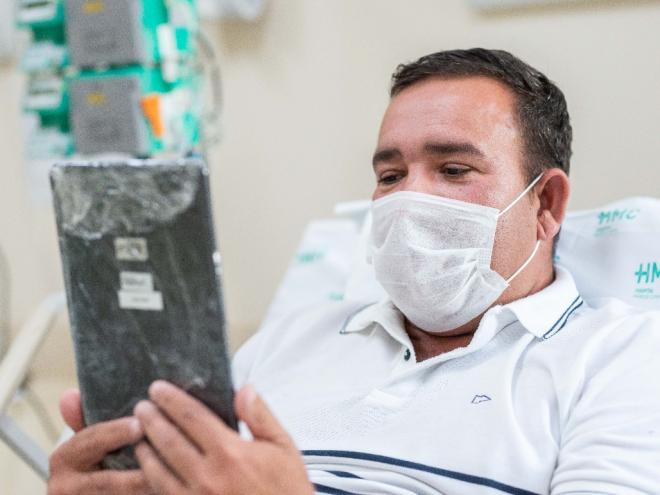Por meio de tablets, pacientes que estão isolados no HMC e não podem receber visitas, conseguem se comunicar on-line com familiares e amigos 