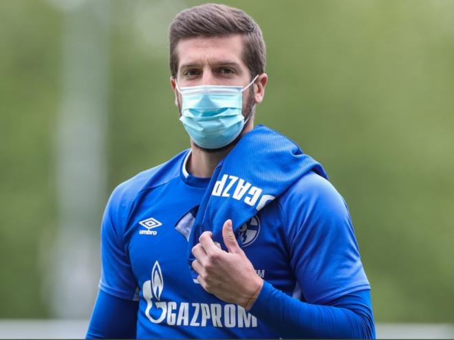 Os jogadores deverão usar máscaras nos vestiários dos estádios