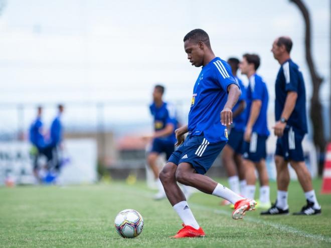 O atacante Alexandre Jesus e mais três atletas vão deixar os treinamentos com o time principal