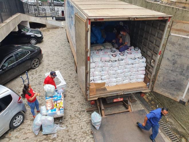 Caminhão com suprimentos contém alimentos e material para combate à pandemia