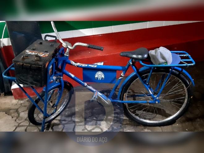 A bicicleta de carga era usada para transportar a bateria retirada de um ônibus