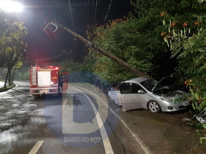 Com a colisão, um poste de energia ficou danificado no local