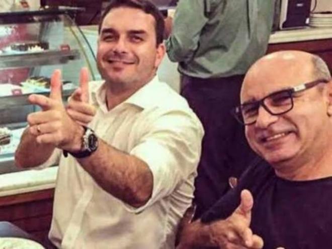 Queiroz é acusado de comandar um esquema de 'rachadinha' operado no gabinete de Flávio, à época deputado estadual fluminense