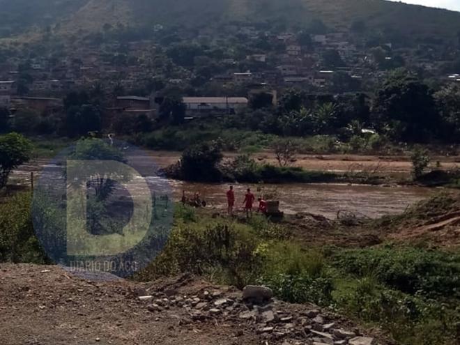 Os bombeiros encaminharam o corpo para a margem do rio no lado de Timóteo